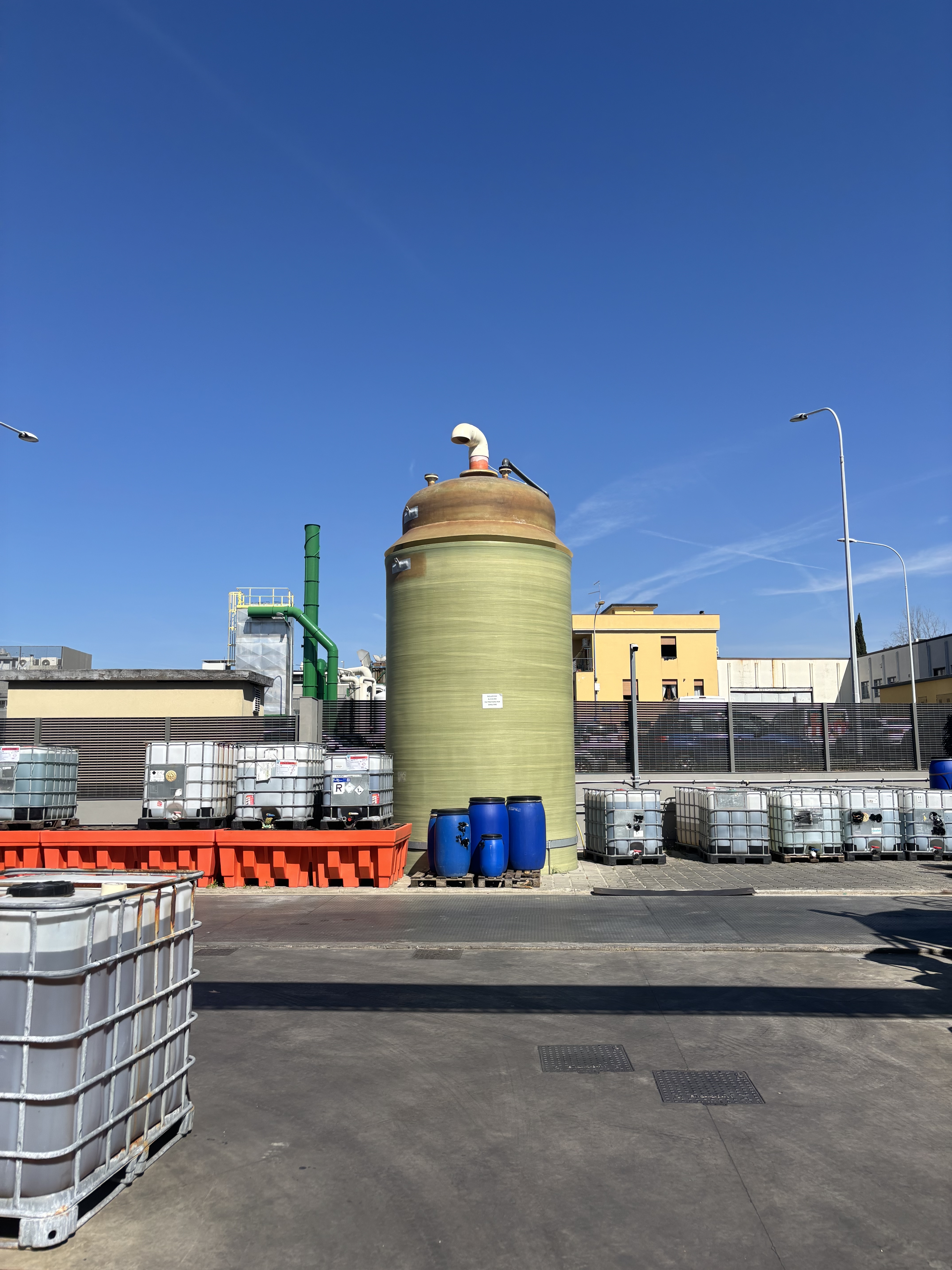 Serbatoio ART. 4VA con vasca di contenimento e sfiato a collo d'oca